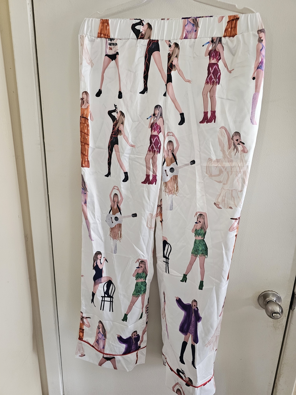 Taylor Swift Printed Satin Pajamas - Picture 10 of 11